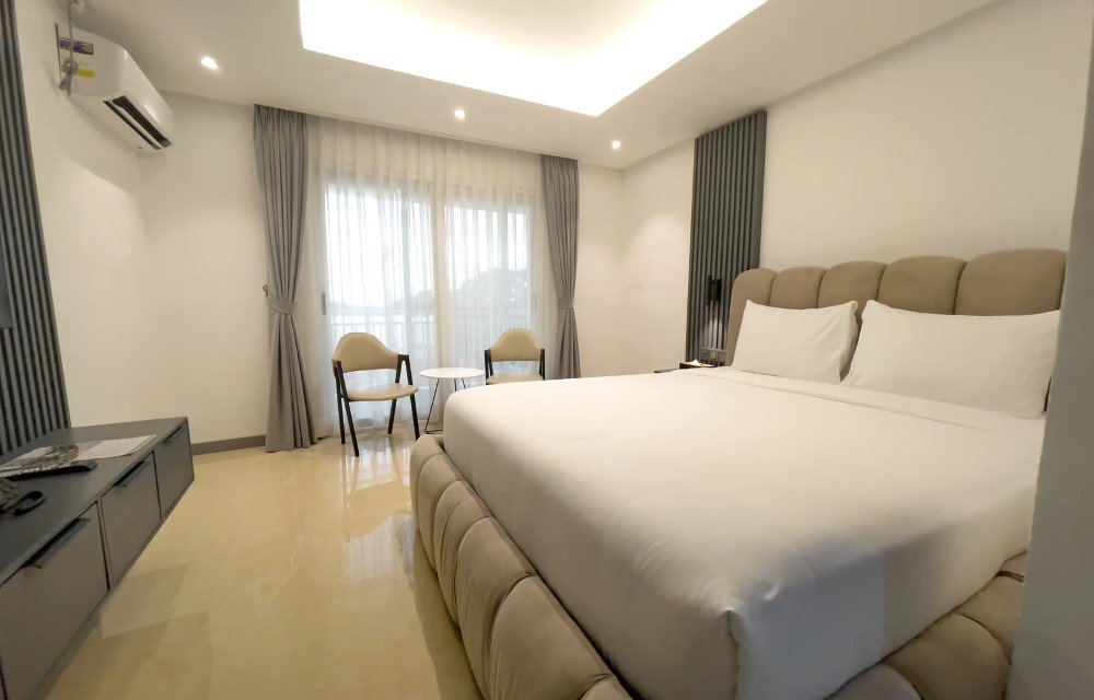 The Clover Hotel Angeles City Deluxe King Room Image